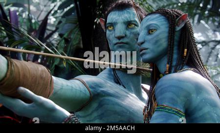 (L-R): Jake Sully (gesprochen von Sam Worthington) und Neytiri (gesprochen von Zoe Saldana) in Fox's "Avatar" des 20. Jahrhunderts (2009). Foto: Twentieth Century Fox Stockfoto