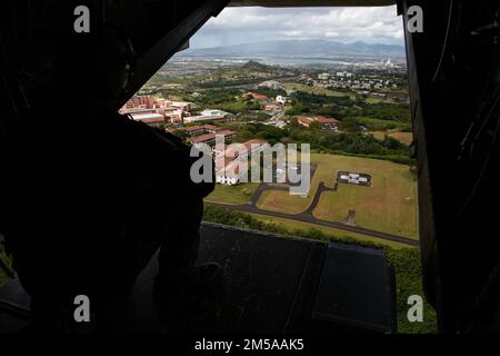 EIN US-AMERIKANISCHER Marine MV-22B Osprey-Flugzeug zugewiesen zur Marine Medium Tilitrotor Squadron (VMM) 268, startet vom Tripler Army Medical Center (TAMC), Hawaii, 15. Februar 2022. Dieses Ereignis ist eine der ersten Landungen, bei denen ein Flugzeug des Marine Corps bei TAMC gelandet ist, wodurch die gemeinsamen Ausbildungskapazitäten der Armee und des Marine Corps weiter ausgebaut werden. Stockfoto