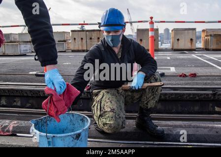 220215-N-WU964-1058 YOKOSUKA, Japan (15. Februar 2022) Aviation Boatswain’s Mate (Equipment) Airman Dylan DePaul aus Jericho, Vermont, führt die Wartung von Flugzeugkatapulten an Bord der USA durch Der einzige vorwärtsgesetzte Flugzeugträger der Navy USS Ronald Reagan (CVN 76). Ronald Reagan, das Flaggschiff der Carrier Strike Group 5, stellt eine kampfbereite Truppe bereit, die die Vereinigten Staaten schützt und verteidigt und Bündnisse, Partnerschaften und kollektive maritime Interessen in der Region Indo-Pazifik unterstützt. Stockfoto