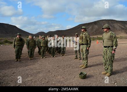 ARTA, Dschibuti (15. Februar 2022) – USA Mauro De La Riva, Marinedirektorin, ein Seemann, der derzeit in Camp Lemonnier, Dschibuti, stationiert ist, schenkt der Preisverleihung während der krassen Zeremonie der USA Aufmerksamkeit Navy Gunner's Mate 2. Klasse Jonathan Zamora, ein Matrose aus Modesto, Kalifornien, während einer Zeremonie im Arta Range Complex. Camp Lemonnier, Dschibuti, dient als Expeditionsbasis für US-Streitkräfte, die Schiffe, Flugzeuge und Personal unterstützen, die die Sicherheit in ganz Europa, Afrika und Südwestasien gewährleisten. Der Stützpunkt ermöglicht Seemanns- und Kampfoperationen am Horn Stockfoto