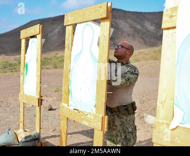 ARTA, Dschibuti (15. Februar 2022) – USA Navy Gunner's Mate 1. Klasse Ryan Ramirez, ein Matrose aus San Antonio, der derzeit in Camp Lemonnier in Dschibuti stationiert ist, bringt ein Ziel am Arta Range Complex wieder an. Camp Lemonnier, Dschibuti, dient als Expeditionsbasis für US-Streitkräfte, die Schiffe, Flugzeuge und Personal unterstützen, die die Sicherheit in ganz Europa, Afrika und Südwestasien gewährleisten. Die Basis ermöglicht maritime und Kampfoperationen am Horn von Afrika und fördert gleichzeitig positive Beziehungen zwischen den USA und Afrika. Stockfoto