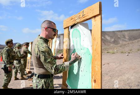 ARTA, Dschibuti (15. Februar 2022) – USA Navy Aviation Ordnanceman 2. Class Joseph Shaw, ein Matrose aus Collingswood, N.J., der derzeit im Camp Lemonnier in Dschibuti stationiert ist, erzielt ein Ziel beim Abschluss des Qualifizierungskurses M9 im Arta Range Complex. Camp Lemonnier, Dschibuti, dient als Expeditionsbasis für US-Streitkräfte, die Schiffe, Flugzeuge und Personal unterstützen, die die Sicherheit in ganz Europa, Afrika und Südwestasien gewährleisten. Die Basis ermöglicht maritime und Kampfoperationen am Horn von Afrika und fördert gleichzeitig positive Beziehungen zwischen den USA und Afrika. Stockfoto