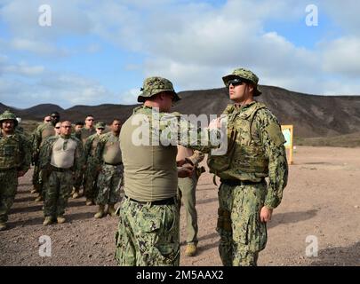 ARTA, Dschibuti (15. Februar 2022) – USA Navy Gunner's Mate 2. Class Jonathan Zamora, ein Matrose aus Modesto, Kalifornien, wird von den USA in den nächsten Rang gezogen Navy Gunner's Mate 2. Class Clay Chapman, ein Matrose aus Palatin, Illinois, derzeit im Camp Lemonnier, Dschibuti, im Arta Range Complex stationiert. Camp Lemonnier, Dschibuti, dient als Expeditionsbasis für US-Streitkräfte, die Schiffe, Flugzeuge und Personal unterstützen, die die Sicherheit in ganz Europa, Afrika und Südwestasien gewährleisten. Die Basis ermöglicht maritime und Kampfoperationen am Horn von Afrika und fördert gleichzeitig eine positive US-AF Stockfoto