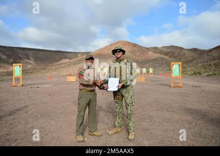 ARTA, Dschibuti (15. Februar 2022) – USA Mauro De La Riva, Marinedirektoroffizier, ein Seemann, der derzeit in Camp Lemonnier in Dschibuti stationiert ist, präsentiert die USA Navy Gunner's Mate 2. Klasse Jonathan Zamora, ein Matrose aus Modesto, Kalifornien, mit seinem frockenden Brief im Arta Range Complex. Camp Lemonnier, Dschibuti, dient als Expeditionsbasis für US-Streitkräfte, die Schiffe, Flugzeuge und Personal unterstützen, die die Sicherheit in ganz Europa, Afrika und Südwestasien gewährleisten. Die Basis ermöglicht maritime und Kampfoperationen am Horn von Afrika und fördert gleichzeitig positive Beziehungen zwischen den USA und Afrika. Stockfoto