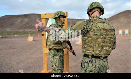 ARTA, Dschibuti (15. Februar 2022) – USA Navy Aviation Ordnanceman 2. Klasse Joseph Shaw, ein Matrose aus Collingswood, N.J., derzeit in Camp Lemonnier, Dschibuti, eingesetzt, signalisiert dem Sicherheitsoffizier der Reichweite, Chief Master-at-Arms Wilson Brinley, ein Matrose aus South Bend, Ind. Ist bereit, den Kurs des Feuers während des Qualifizierungskurses für Schusswaffen im Arta Range Complex zu beginnen. Camp Lemonnier, Dschibuti, dient als Expeditionsbasis für US-Streitkräfte, die Schiffe, Flugzeuge und Personal unterstützen, die die Sicherheit in ganz Europa, Afrika und Südwestasien gewährleisten. Die Basis ermöglicht Stockfoto