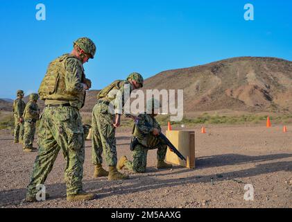 ARTA, Dschibuti (15. Februar 2022) – USA Navy Aviation Ordnanceman 2. Class Joseph Shaw, ein Matrose aus Collingswood, N.J., derzeit im Camp Lemonnier, Djibouti, Eindringlinge, Master-at-Arms Third Class Tommy Pham, ein Matrose aus San Antonio, der Zielsequenz während des Qualifizierungskurses für Schusswaffen im Arta Range Complex. Camp Lemonnier, Dschibuti, dient als Expeditionsbasis für US-Streitkräfte, die Schiffe, Flugzeuge und Personal unterstützen, die die Sicherheit in ganz Europa, Afrika und Südwestasien gewährleisten. Die Basis ermöglicht See- und Kampfoperationen am Horn von A. Stockfoto