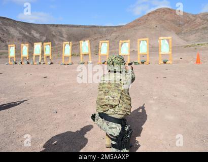 ARTA, Dschibuti (15. Februar 2022) – USA Navy Master-at-Arms 3. Class Manuel Amarante, ein Matrose aus Newark, N.J. , Derzeit im Camp Lemonnier in Dschibuti eingesetzt, beginnt im Brandfall für den M9 Qualifizierungskurs im Arta Range Complex. Camp Lemonnier, Dschibuti, dient als Expeditionsbasis für US-Streitkräfte, die Schiffe, Flugzeuge und Personal unterstützen, die die Sicherheit in ganz Europa, Afrika und Südwestasien gewährleisten. Die Basis ermöglicht maritime und Kampfoperationen am Horn von Afrika und fördert gleichzeitig positive Beziehungen zwischen den USA und Afrika. Stockfoto