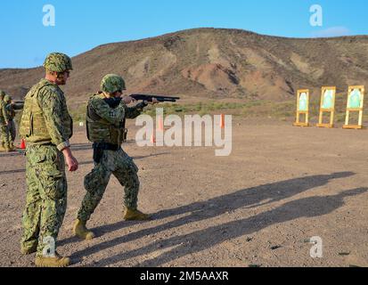 ARTA, Dschibuti (15. Februar 2022) – USA Navy Gunner's Mate 2. Class Clay Chapman, ein Matrose aus Palatine, Illinois, derzeit im Camp Lemonnier in Dschibuti stationiert, unterrichtet Master-at-Arms Second Class Mason Burgess, einen Matrosen aus Panama City, Florida, während des Qualifizierungskurses für Schusswaffen im Arta Range Complex. Camp Lemonnier, Dschibuti, dient als Expeditionsbasis für US-Streitkräfte, die Schiffe, Flugzeuge und Personal unterstützen, die die Sicherheit in ganz Europa, Afrika und Südwestasien gewährleisten. Die Basis ermöglicht maritime und Kampfoperationen am Horn von Afrika und fördert gleichzeitig die öffentliche Ordnung Stockfoto