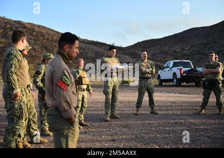 ARTA, Dschibuti (15. Februar 2022) – USA Navy Gunners Mate 2. Klasse Jonathan Zamora, ein Matrose aus Modesto, Kalifornien, der derzeit im Camp Lemonnier in Dschibuti stationiert ist, gibt eine Sicherheitsunterweisung für die Reichweite vor Beginn des Waffenqualifizierungskurses im Arta Range Complex. Camp Lemonnier, Dschibuti, dient als Expeditionsbasis für US-Streitkräfte, die Schiffe, Flugzeuge und Personal unterstützen, die die Sicherheit in ganz Europa, Afrika und Südwestasien gewährleisten. Die Basis ermöglicht maritime und Kampfoperationen am Horn von Afrika und fördert gleichzeitig positive Beziehungen zwischen den USA und Afrika. Stockfoto