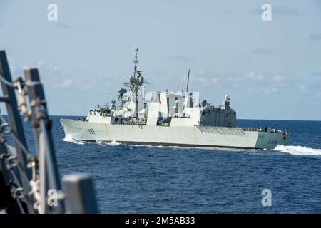 220215-N-UP745-2050 MITTELMEER (15. Februar 2022) Kanadische Fregatte der Halifax-Klasse HMCS Montreal (FFH 336) durchquert das Mittelmeer entlang des Arleigh-Burke-Klasse-Guided-Missile Destroyer USS Jason Dunham (DDG 109), 15. Februar 2022. Jason Dunham ist Teil der Harry S. Truman Carrier Strike Group, in einem geplanten Einsatz in den USA Sechstes Flottengebiet zur Unterstützung von Marineeinsätzen zur Aufrechterhaltung der maritimen Sicherheit und zur Verteidigung der Interessen der USA, Verbündeten und Partner in Europa und Afrika. Stockfoto