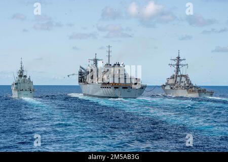 220215-N-UP745-2027 MITTELMEER (15. Februar 2022) Kanadische Fregatte Halifax-Klasse HMCS Montreal (FFH 336), links, und Arleigh Burke-Klasse Guided-Missile Destroyer USS Gonzalez (DDG 66), rechts, Segeltörfer USNS Supply-Class Fast Combat Supply (T-ASea E-6) während des 2022. Februar 15. Gonzalez ist Teil der Harry S. Truman Carrier Strike Group, auf einem geplanten Einsatz in den USA Sechstes Flottengebiet zur Unterstützung von Marineeinsätzen zur Aufrechterhaltung der maritimen Sicherheit und zur Verteidigung der Interessen der USA, Verbündeten und Partner in Europa und Afrika. Stockfoto