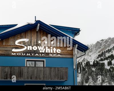 Snowwhite Mountain SPA-Logo auf der Fassade des Hotels. Wintersporttourismus in den europäischen Alpen. Skiurlaub im Skigebiet. Stockfoto