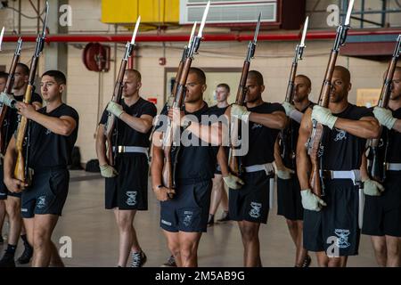 Marines mit dem Silent Drill Platoon führen ihre Marschsequenz während der Probe in der Marine Corps Air Station Yuma, Arizona, am 15. Februar 2022 aus. Dies ist die zweite Trainingswoche bei MCAS Yuma for Marines mit der Battle Color Detachment, die unermüdlich an der Vorbereitung auf ihre bevorstehenden Auftritte arbeiten. Stockfoto