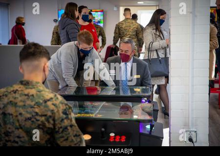 USA Marines und zivile Anhänger spielen Videospiele, die im neuen Gebäude der United Service Organization (USO) in der Marine Corps Base Quantico, Virginia, vom 15 2022. Februar verfügbar sind. Der neue Standort ist der Videospielunterhaltung gewidmet und beherbergt modernste Spielausrüstung. Die Eröffnung dieses Standorts FÜR DIE UNIVERSALDIENSTVERPFLICHTUNG ist der zweite Standort in Quantico, der Marines einen leichteren Zugang zu den von der UNIVERSALDIENSTVERPFLICHTUNG erbrachten Dienstleistungen ermöglicht. Stockfoto