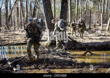 Soldaten des 1. Bataillons, 506. Infanterie-Regiment, 1. Brigaden-Kampfteam, 101. Luftwaffe (Luftangriff) führten eine taktische Bewegung durch das Feld zu ihrem zielgerichteten Sammelpunkt am 15. Februar 2022, Fort Campbell, Ky, durch. Nach Erreichen ihres Zielpunktes begannen die Soldaten mit der Planung eines absichtlichen Angriffs auf einen feindlichen Kommandostand. Stockfoto