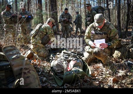 Soldaten des 1. Bataillons von Red Currahee, 506. Infanterie-Regiment, 1. Brigaden-Kampfteam, 101. Luftangriff, taktische Feldpflege am 15. Februar 2022, Fort Campbell, Ky. Jeder Soldat wurde auf seine Führungsqualitäten hin bewertet, als er unter dem Stress des Schlafmangels und der reduzierten Rationen während der Operation Toccoa Tough verschiedene Rollen in der Einheit und beim Zug besetzte. Stockfoto