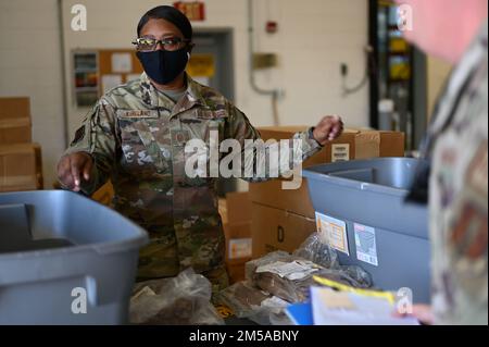 USA Air Force Master Sgt. Monica Kirkland, ein Airman, der der Logistik-Bereitschaftsstaffel am 165. Luftschleusen-Flügel der Georgia National Guard zugeteilt ist, stellt Mobilitätsausrüstung aus, bevor er am 15. Februar 2022 in Savannah, Georgia, eingesetzt wird. Der 165. Airlift Wing unterstützt die USA Air Forces Europe befehlshabt durch Bereitstellung logistischer Unterstützung und eines taktischen Lufttransportpakets zur Bereitstellung militärischer Hilfe. Stockfoto