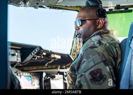 USA Air Force Major Christopher Johnson, 79. Air Tanken Geschwader, Kopilot eines KC-10 Extender über Nordkalifornien, 15. Februar 2022. In Anerkennung des Black History Month führte ein komplett schwarzes Flugpersonal Luftbetankungsübungen durch, um die Schulungsanforderungen zu unterstützen. Die USA Der Kongress verabschiedete das Gesetz Nr. 99-244, das jeden Februar zum „National Black (Afro-American) History Month“ (National Black (Afro-American) History Month) erklärt. 11. Februar 1986. Stockfoto