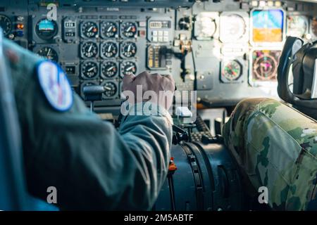 USA Air Force Major William McMillian, 79. Air Tanken Geschwader, Kopilot eines KC-10 Extender über Nordkalifornien, 15. Februar 2022. In Anerkennung des Black History Month führte ein komplett schwarzes Flugpersonal Luftbetankungsübungen durch, um die Schulungsanforderungen zu unterstützen. Die USA Der Kongress verabschiedete das Gesetz Nr. 99-244, das jeden Februar zum „National Black (Afro-American) History Month“ (National Black (Afro-American) History Month) erklärt. 11. Februar 1986. Stockfoto