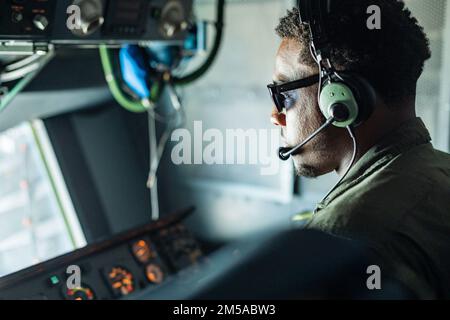 USA Air Force Senior Airman Kamron Cuff, 9. Air Tanken Squadron Boom Operator, verbindet den Boom zum Betanken eines KC-10 Extender über Nordkalifornien, 15. Februar 2022. In Anerkennung des Black History Month führte ein komplett schwarzes Flugpersonal Luftbetankungsübungen durch, um die Schulungsanforderungen zu unterstützen. Die USA Der Kongress verabschiedete das Gesetz Nr. 99-244, das jeden Februar zum „National Black (Afro-American) History Month“ (National Black (Afro-American) History Month) erklärt. 11. Februar 1986. Stockfoto