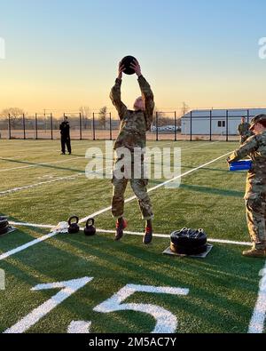 Capt. Joshua Lockwood, ein Diätetiker, der der Nutrition Care Division des Krankenhauses zugeteilt ist, führt während des „Army Combat Fitness Test“-Segments des Blanchfield Army Community Hospital Best Leader Competition vom 15. Bis 17. Februar einen ständigen Kraftschlag durch. Der Wettbewerb „Bester Führer“ soll „Esprit De Corps“ fördern und gleichzeitig Soldaten, NCOs und Offiziere würdigen, die sich für die Werte der Armee einsetzen und den Krieger Ethos verkörpern. Stockfoto