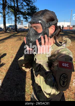 Blanchfield Army Community Hospital Bester Führungspräsident Captain Rose Dunn, Optometrist, donnert eine Gasmaske während einer Warrior Tasks and Battle Drills Station am Best Leader Competition des Krankenhauses in Fort Campbell, Kentucky, 15. Februar. Der Wettbewerb „Bester Führer“ würdigt Soldaten, die hervorragende militärische Führungsqualitäten und Kommunikationsfähigkeiten, Kenntnisse zu verschiedenen militärischen Fächern und die Fähigkeit, verschiedene Soldier-Fähigkeiten zu erbringen, demonstrieren. Stockfoto