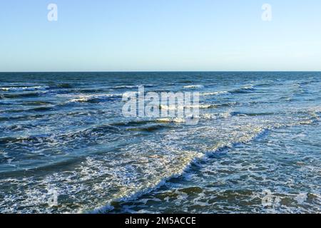 Wunderschöne Landschaft der Ostsee, blaue Wellen mit weißen Schaumstoffoberflächen, klarer blauer Himmel über dem Horizont Stockfoto
