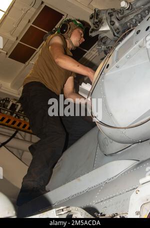 SOUTH CHINA SEA (15. Februar 2022) Aviation Machinist Mate 3. Class Sean Gibbens aus Texarkana, Texas, führt Wartungsarbeiten an einem MH-60R-Hubschrauber an Bord des Arleigh Burke-Class Guided Missile Destroyer USS Ralph Johnson (DDG 114) durch. Ralph Johnson ist der Task Force 71/Destroyer Squadron (DESRON) 15, dem größten nach vorn verlegten DESRON der Marine, und der Hauptstreitkraft der US-7.-Flotte zugewiesen. Stockfoto