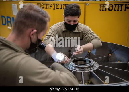 USA Air Force Staff Sgt. Michael Ceja, 35. Maintenance Squadron (MXS) Accessories Dock Chief, arbeitet am Misawa Air Base, Japan, am 15. Februar 2022 an einem Triebwerk. Der 35. MXS Antriebsflug kann acht Düsentriebwerke gleichzeitig vollständig zerlegen. Stockfoto