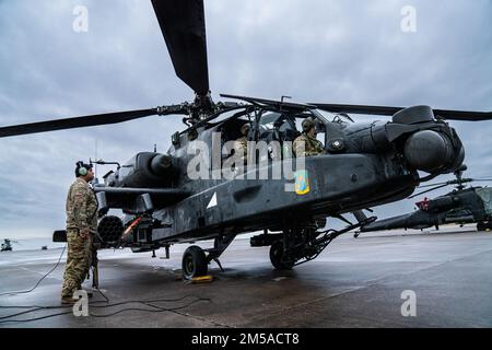 USA Militärsoldaten, dem 1-3.-Attack-Bataillon zugeteilt, führen Flugkontrollen an einem AH-64D Apache Longbow Helikopter am Katterbach Army Airfield, Deutschland, am 15. Februar 2022 durch. Elemente der 12. Kampfluftfahrtbrigade fliegen nach Deutschland nach Litauen und Lettland, um Schulungen mit NATO-Verbündeten durchzuführen. 12 CAB trainiert und bleibt ein konstanter und glaubwürdiger US-amerikanischer Anbieter Armee-Luftstreitkräfte zur Unterstützung von Verbündeten und Partnern sowie der Stabilität und Sicherheit Europas. Stockfoto