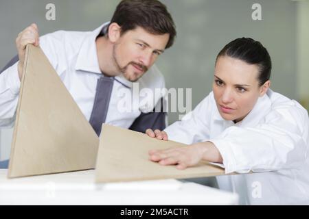 Zimmerleute arbeiten mit Holzbrettern Stockfoto