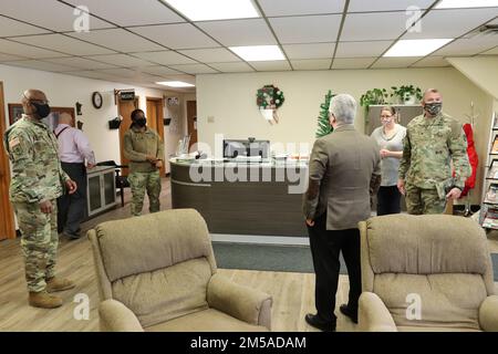 Garrison Commander Oberst Michael Poss und Stellvertreter des Garrison Commander Brad Stewart sind auf einem Foto vom 15. Februar 2022 mit Mitgliedern des religiösen Unterstützungsbüros in Fort McCoy, Wisconsin, zu sehen. Die Anführer der Garnison machten einen Sonderbesuch, um ihnen für die sechs Monate dauernde Unterstützung der Operation "Alliierte willkommen" (OAW) zu danken. Die OAW-Mission wurde am 15. Februar 2022 in Fort McCoy abgeschlossen. Stockfoto