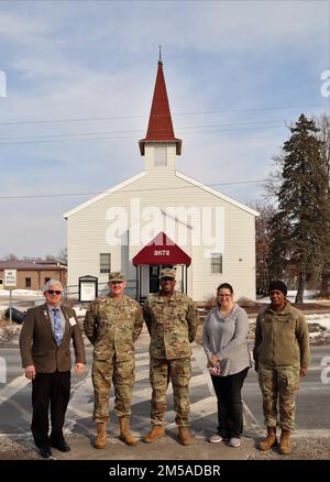 Garrison Commander Oberst Michael Poss und Stellvertreter des Garrison Commander Brad Stewart sind auf einem Foto vom 15. Februar 2022 mit Mitgliedern des religiösen Unterstützungsbüros in Fort McCoy, Wisconsin, zu sehen. Die Anführer der Garnison machten einen Sonderbesuch, um ihnen für die sechs Monate dauernde Unterstützung der Operation "Alliierte willkommen" (OAW) zu danken. Die OAW-Mission wurde am 15. Februar 2022 in Fort McCoy abgeschlossen. Stockfoto