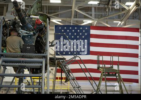 Senior Airman Thomas Perez, ein 801. Special Operations Aircraft Maintenance Squadron CV-22 Osprey Crew Chief, installiert während der Wartung am Independence Hangar auf Hurlburt Field, Florida, Feb15, 2022, ein inneres Proprotorgetriebe mit horizontalem Brandschutz. Die Mission des 801. SOAMXS besteht darin, die gesamte Wartung der Ausrüstung zur Unterstützung von weltweiten Sondereinsätzen durchzuführen, die auf die Aufgaben der nationalen Kommandobehörde für das CV-22 Osprey zur Unterstützung des 8. Sondereinsatzgeschwaders zurückzuführen sind. Stockfoto