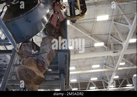 Senior Airman Thomas Perez, ein 801. Special Operations Aircraft Maintenance Squadron CV-22 Osprey Crew Chief, installiert während der Wartung am Independence Hangar auf Hurlburt Field, Florida, Feb15, 2022, ein inneres Proprotorgetriebe mit horizontalem Brandschutz. Die Aufgabe des CV-22 besteht darin, Langstreckenmissionen zur Infiltration, Exfiltration und Nachlieferung für Spezialeinsatzkräfte durchzuführen. Stockfoto