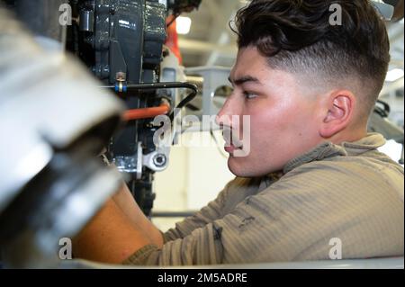 Senior Airman Thomas Perez, ein 801. Special Operations Aircraft Maintenance Squadron CV-22 Osprey Crew Chief, verwendet einen Steckschlüssel, um eine Schraube während der Wartung in Independence Hangar auf Hurlburt Field, Florida, Feb15, 2022 zu sichern. Die Aufgabe des CV-22 besteht darin, Langstreckenmissionen zur Infiltration, Exfiltration und Nachlieferung für Spezialeinsatzkräfte durchzuführen. Stockfoto