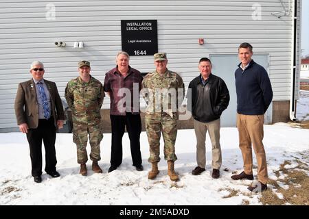 Garrison Commander Oberst Michael Poss und Stellvertreter des Garrison Commander Brad Stewart sind auf einem Foto vom 15. Februar 2022 mit Mitgliedern der Anwaltskanzlei der Einrichtung in Fort McCoy, Wisconsin, zu sehen. Die Anführer der Garnison machten einen Sonderbesuch, um ihnen für die sechs Monate dauernde Unterstützung der Operation "Alliierte willkommen" (OAW) zu danken. Die OAW-Mission wurde am 15. Februar 2022 in Fort McCoy abgeschlossen. Stockfoto