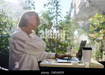 Architektin, Notebook und Nackenschmerzen in Stress, Burn-out oder überarbeitet im Büro. Kaukasierin mit Nackenschmerzen, Entzündung Stockfoto