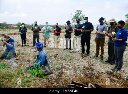 Mitglieder eines Wiederherstellungsteams der Defense POW/MIA Accounting Agency (DPAA) nehmen am 15. Februar 2022 an einer Segen-Zeremonie Teil, die vom örtlichen thailändischen Grundbesitzer in der Provinz Lampang, Thailand, ausgerichtet wird. Die Zeremonie wurde durchgeführt, um den Teams bei der Rettung eines vermissten US-Soldaten aus dem Zweiten Weltkrieg Glück zu bringen Die Mission der DPAA besteht darin, eine möglichst umfassende Buchführung über vermisste und nicht verbuchte US-Mitarbeiter gegenüber ihren Familien und unserer Nation zu erreichen. Stockfoto