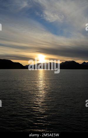 Niedrige Sonne nördlich des Polarkreises um 12 Uhr im Herbst Stockfoto