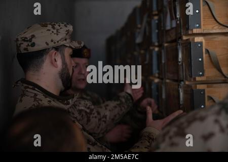 Koalitionsmitglieder mit Militärberatergruppe Nord (mag-N), gemischter Joint Task Force - Operation inhärent Resolve, Inspektion von Munitionslagern mit Generalmajor Hoshmend, einem Führer des Ministeriums für Peshmerga in einem Lagerhaus im Irak am 15. Februar 2022. MAG-N-Berater gingen zu den Munitionslagern, um die Einsätze zu sehen und die Streitkräfte von Peshmerga in Bezug auf die ordnungsgemäße Lagerung von Munition, die Haltbarkeitsdauer und potenzielle Gefahren zu beraten, um die Beratungs-, Hilfs- und Ermöglichungsmission der CJTF-OIR zu unterstützen. Stockfoto