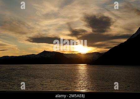 Niedrige Sonne nördlich des Polarkreises um 12 Uhr im Herbst Stockfoto