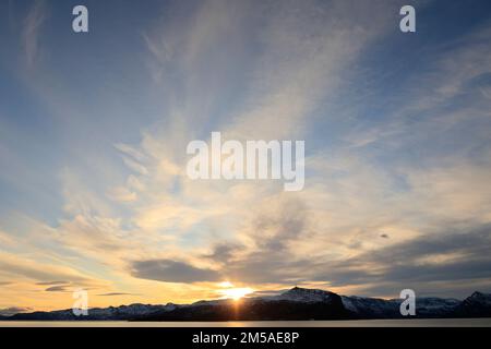 Niedrige Sonne nördlich des Polarkreises um 12 Uhr im Herbst Stockfoto