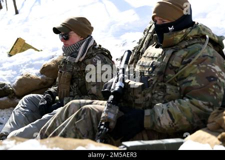 Staff Sgt. Sydney Whiteis (links), ein Defender mit dem 934. Sicherheitsgeschwader in Minneapolis-St. Paul Air Reserve Station, beobachtet ihre Schüler des Integrated Defense Leadership Kurses während einer statischen Verteidigungsübung im Camp James A. Garfield Joint Military Training Center, 15. Februar 2022. Whiteis diente während des IDLC als Cadre-Mitglied, einer intensiven, zweiwöchigen, praxisorientierten Lernerfahrung, die Reserve Defenders helfen soll, Kampfbereitschaft zu erreichen und aufrechtzuerhalten. (USA Air Force Photo/Tech. Sgt. Jeffrey Grossi) Stockfoto