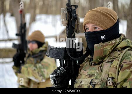 Verteidiger, die dem 926. Sicherheitsgeschwader am Nellis Air Force Base, Nevada, zugeteilt wurden, diskutieren Taktiken während einer statischen Verteidigungsübung im Camp James A. Garfield Joint Military Training Center, Ohio, 15. Februar 2022. Die Übung war Teil des Integrated Defense Leadership Kurses, einer intensiven, zweiwöchigen, praxisorientierten Lernerfahrung, die Reserve Defenders helfen soll, Kampfbereitschaft zu erreichen und aufrechtzuerhalten. (USA Air Force Photo/Eric M. White) Stockfoto