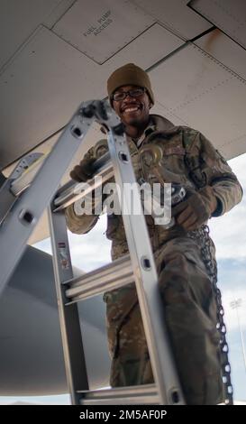 USA Air Force Staff Sergeant Melvin Craig, 9. Aircraft Maintenance Unit 27. Special Operations Aircraft Maintenance Squadron Aerospace Antriebssysteme Journeyman, posiert für ein Porträt über den Black History Month auf dem Luftwaffenstützpunkt Cannon, New Mexico, 15. Februar 2022. Flugzeugwarter sorgen dafür, dass die Flugzeuge von jedem Ort der Welt aus einsatzbereit sind. Der 27. Special Operations Wing feiert den Black History Month und stellt Black Airmen aus verschiedenen Karrierefeldern der Basis vor. Stockfoto