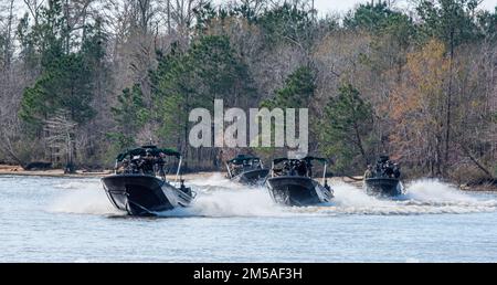 220215-N-ZM469-092 STENNIS SPACE CENTER, Mississippi – Eine Formation von Flussfahrzeugen macht sich auf den Weg zur Ausbildung an den Einrichtungen der Naval Small Craft Instruction and Technical Training School entlang des Pearl River in South Mississippi, um die Trainingseinheiten des Semesters 22-2 zu unterstützen. Bei der Abschlussfeier im Semester 22 wurden vor kurzem Studenten aus den Partnerländern aus den Bahamas, der Tschechischen Republik, Estland, Deutschland, Jamaika, Lettland, Mauretanien, Mauritius, Polen, die Republik Korea, Rumänien und die Ukraine. NAVSCIATTS ist ein Schulhaus für Sicherheitskooperationen, das unter dem US Special Operations Comma arbeitet Stockfoto