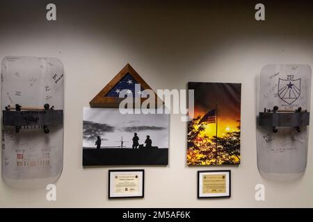 Symbole der Wertschätzung, die von Mitgliedern der Nationalgarde von Minnesota gespendet wurden, hängen im 5. Revier des Polizeireviers von Minneapolis. (Minnesota National Guard Foto von Sergeant Mahsima Alkamooneh) Stockfoto