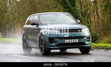 2022 grüner Range Rover Sport DYN SE D MHEV A Fahren auf nasser Straße Stockfoto