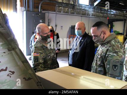 Das Sierra Army Depot war Gastgeber der USA Befehlsteam des Militärmaterialkommandos, 15. Februar 2022. General Ed Daly, kommandierender General der AMC, und Kommandosgt. Major Alberto Delgado, AMC Senior Enlisted Advisor, trafen sich mit der Führung und Mitgliedern des Sierra Army Depot, während sie über Geschwindigkeit in den USA diskutierten Lieferkette und Modernisierung der Armee. Stockfoto